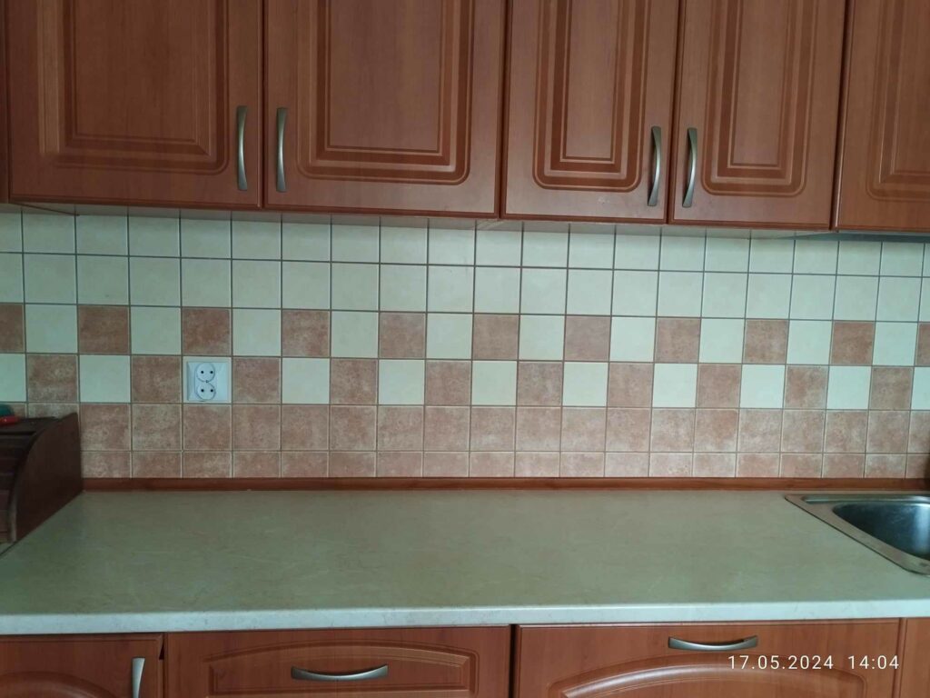 płytki na ścianie w kuchni płytki w kuchni między blatem a szafkami wiszącymi, układanie płytek Marek Chudyka