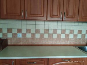 płytki w kuchni między blatem a szafkami wiszącymi, układanie płytek Marek Chudyka