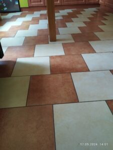 płytki na podłodze w kuchni, układanie płytek Marek Chudyka,Usługi Remontowe Marek Chudyka